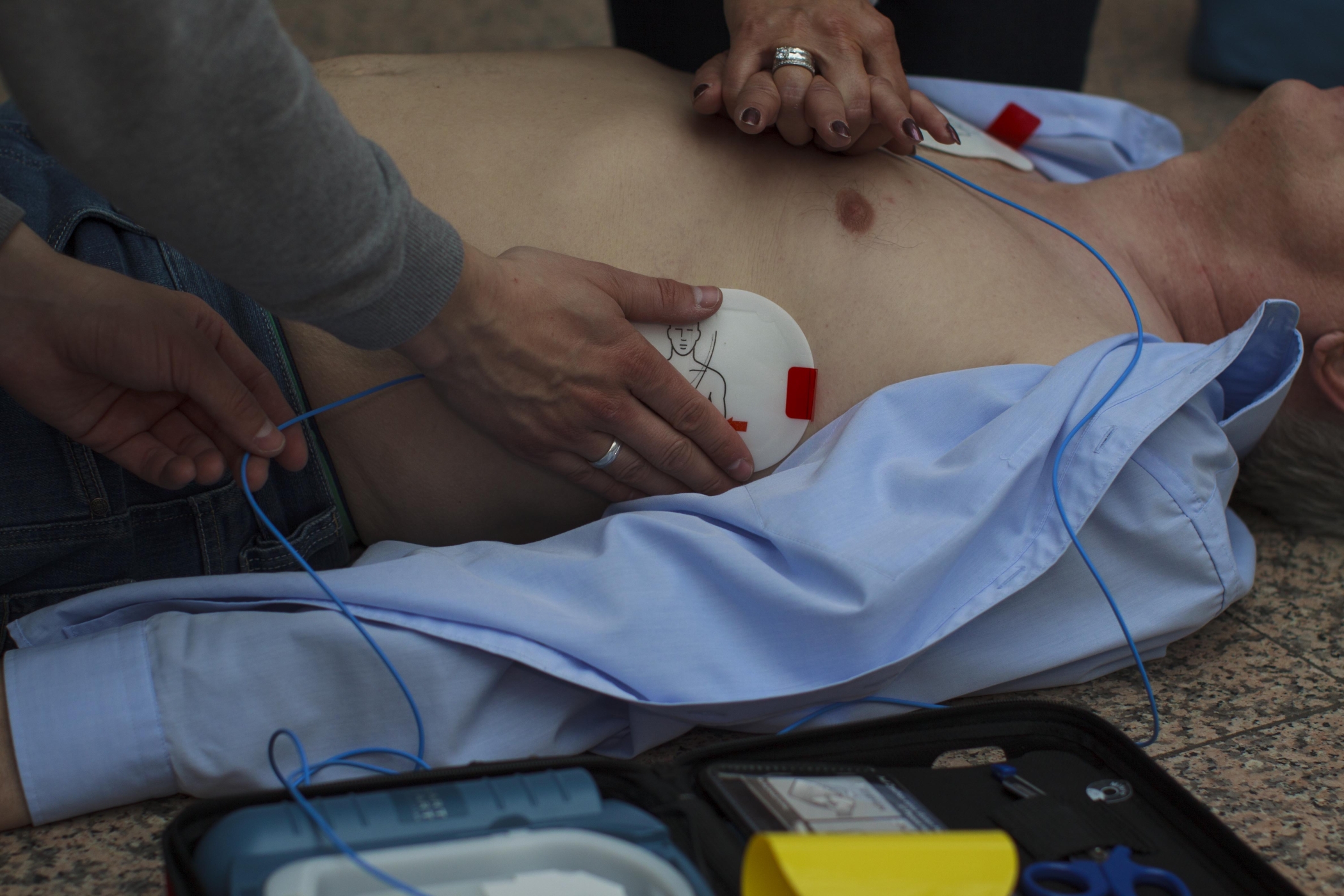 Kreislaufstillstand/Wiederbelebung mit AED/Nahaufnahme