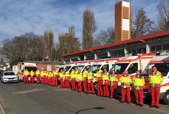 Die beim Faschingsumzug eingesetzten Helferinnen und Helfer vor der Eschborner Rettungswache