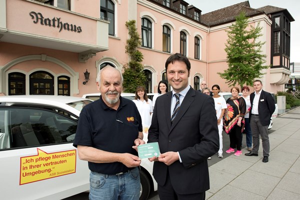 Bürgermeister Reimann überreicht Parkausweise für Soziale Dienste des ASB Niedernhausen