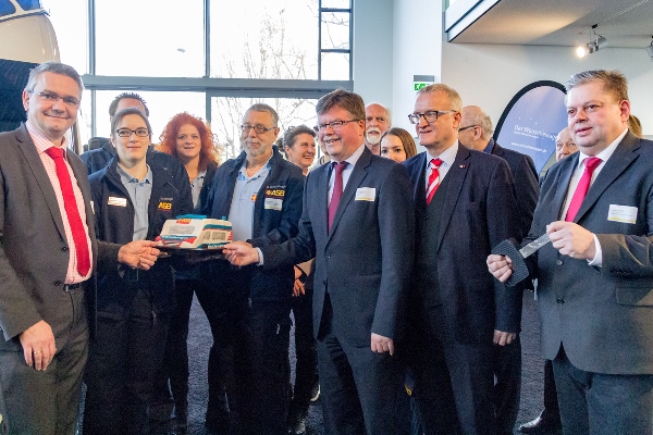 Gruppenfoto beim Start des hessischen Wünschewagens