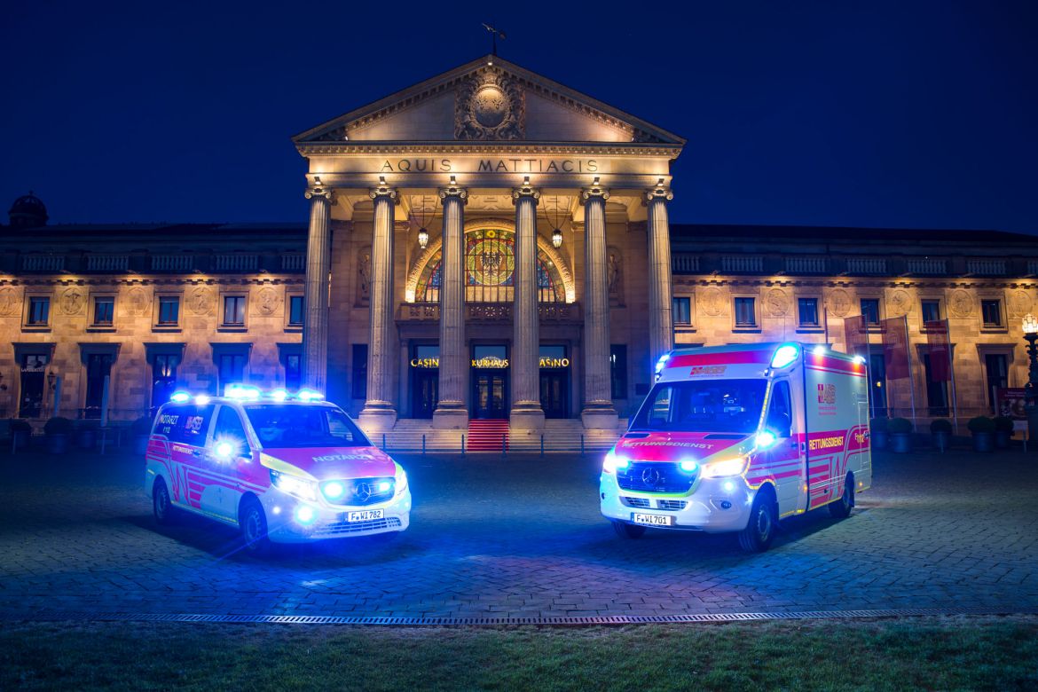 Rettungswagen vor Kurhaus 120520.jpg