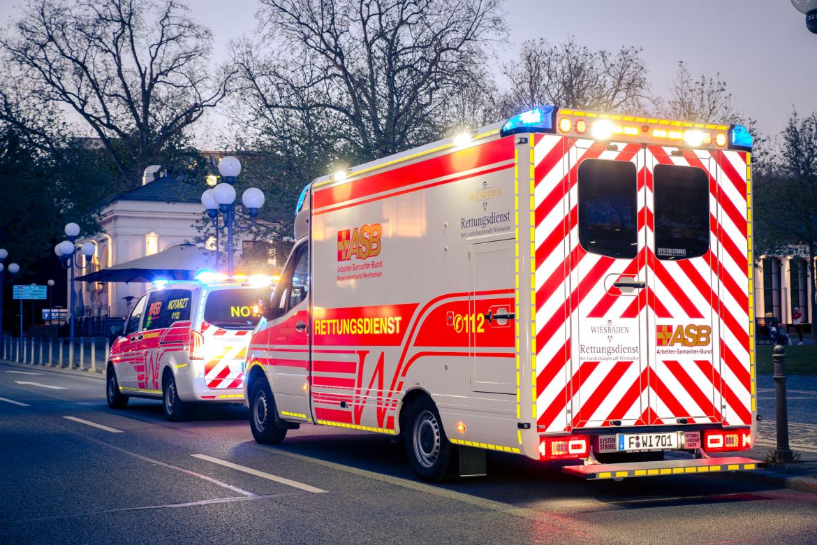 Rettungswagen bei Nacht auf Strasse 120520.jpg