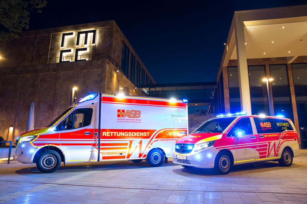 Rettungswagen vor Gebäude 120520.jpg